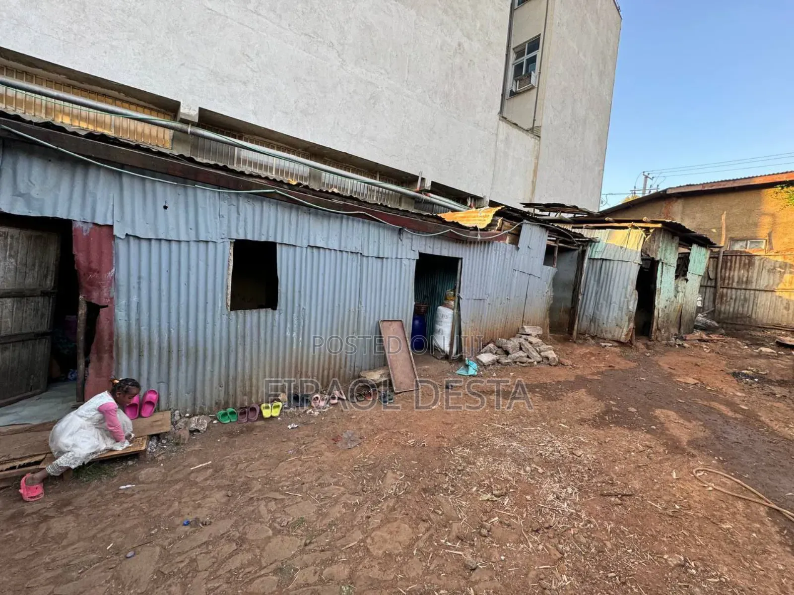 ለሽያጭ የወጣ 
ሰፈር - አዲሱ ገበያ ሩፋኤል አከባቢ