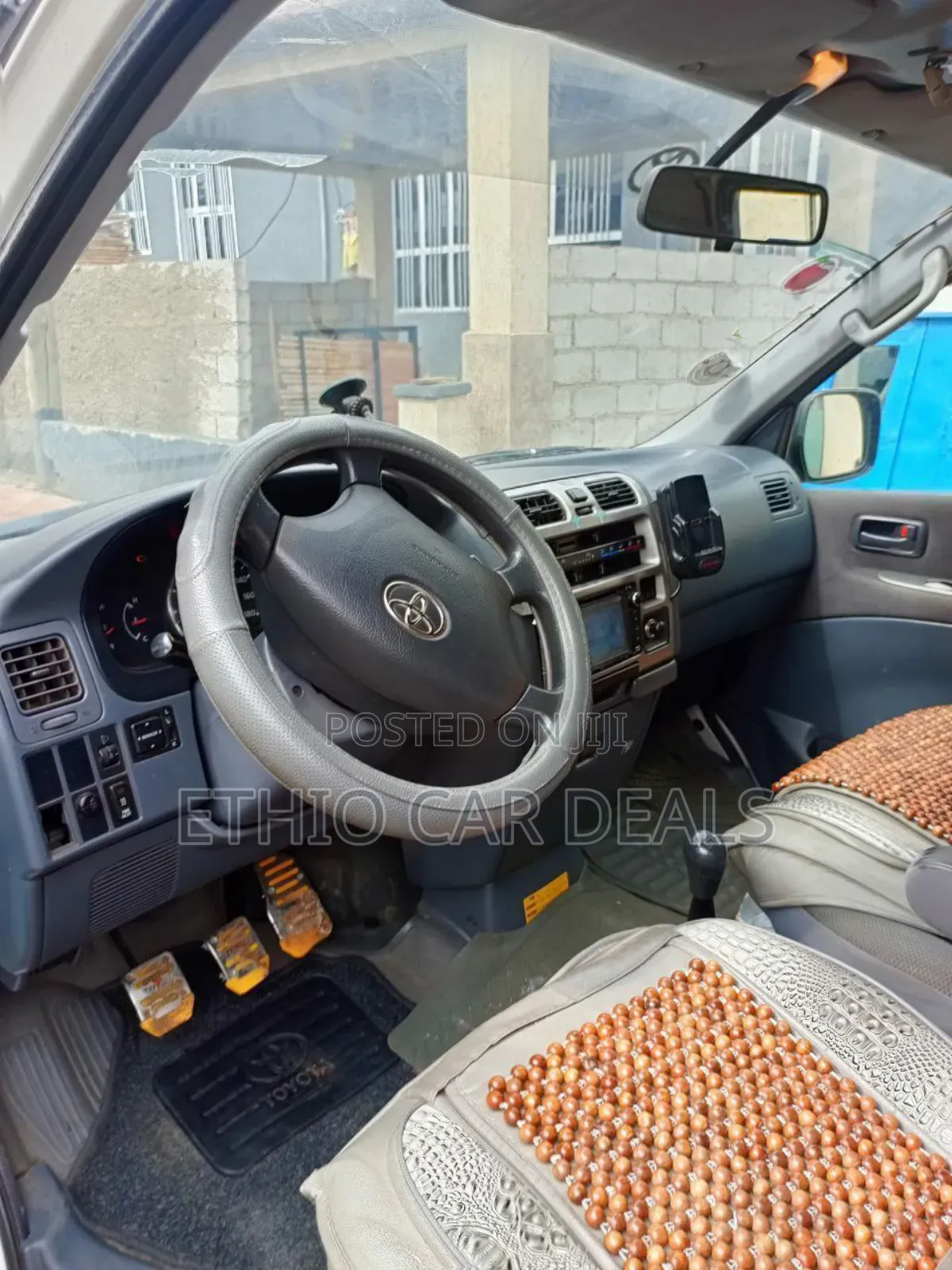 Toyota HiAce 2011 White