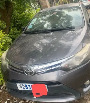 Photo - Toyota Yaris 2013 Gray