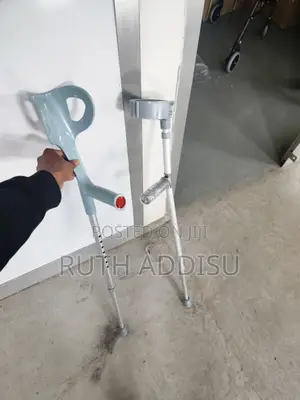 Photo - Medical Elbow Crutches靠山crutches浸水elbow Crutches成員crutches