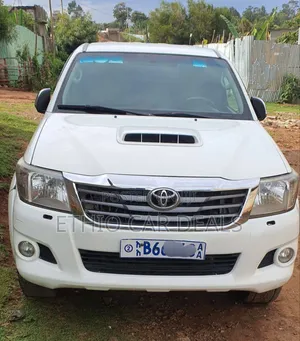 Photo - Toyota Hilux 2015 White
