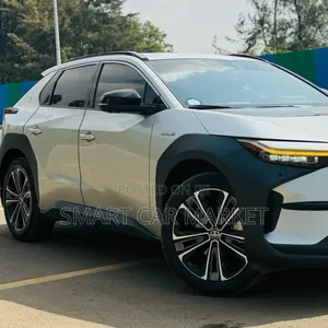 Photo - Toyota bZ4X 2023 Gold