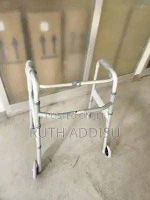 Photo - Medical Walker死刑almunium Foldable Walker威廉walker殲我walker