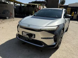 Photo - Toyota bZ4X 2023 Gold