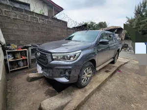 Photo - Toyota Hilux 2020 Gray