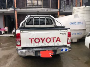 Toyota Hilux 2.5 D-4D 4X4 SRX 2012 White