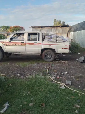 Photo - Toyota Hilux 1987 White