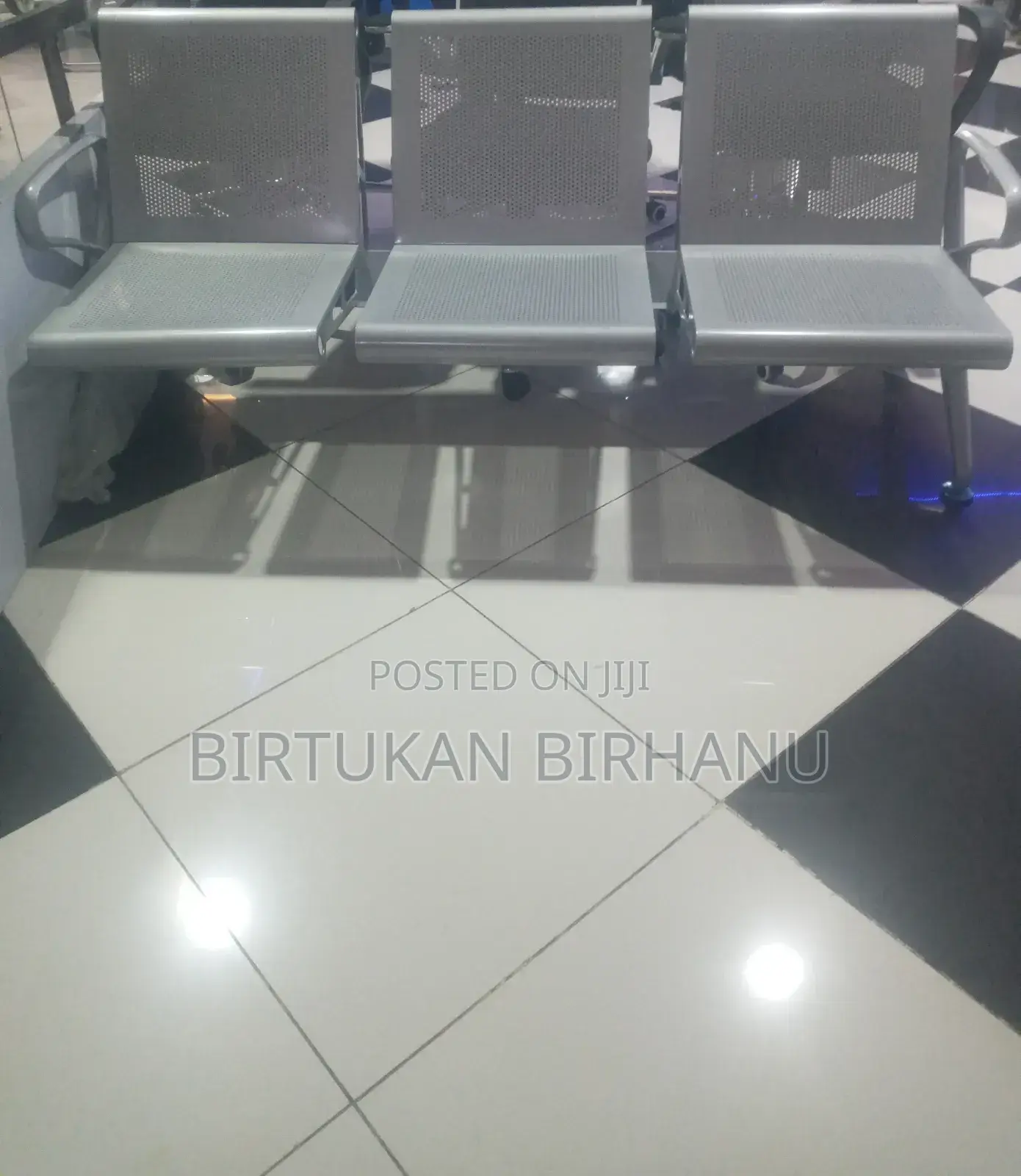 Three Siter Gust Chair