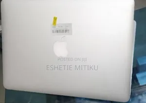 New Laptop Apple MacBook Pro 2015 8GB Intel Core I5 SSD 256GB