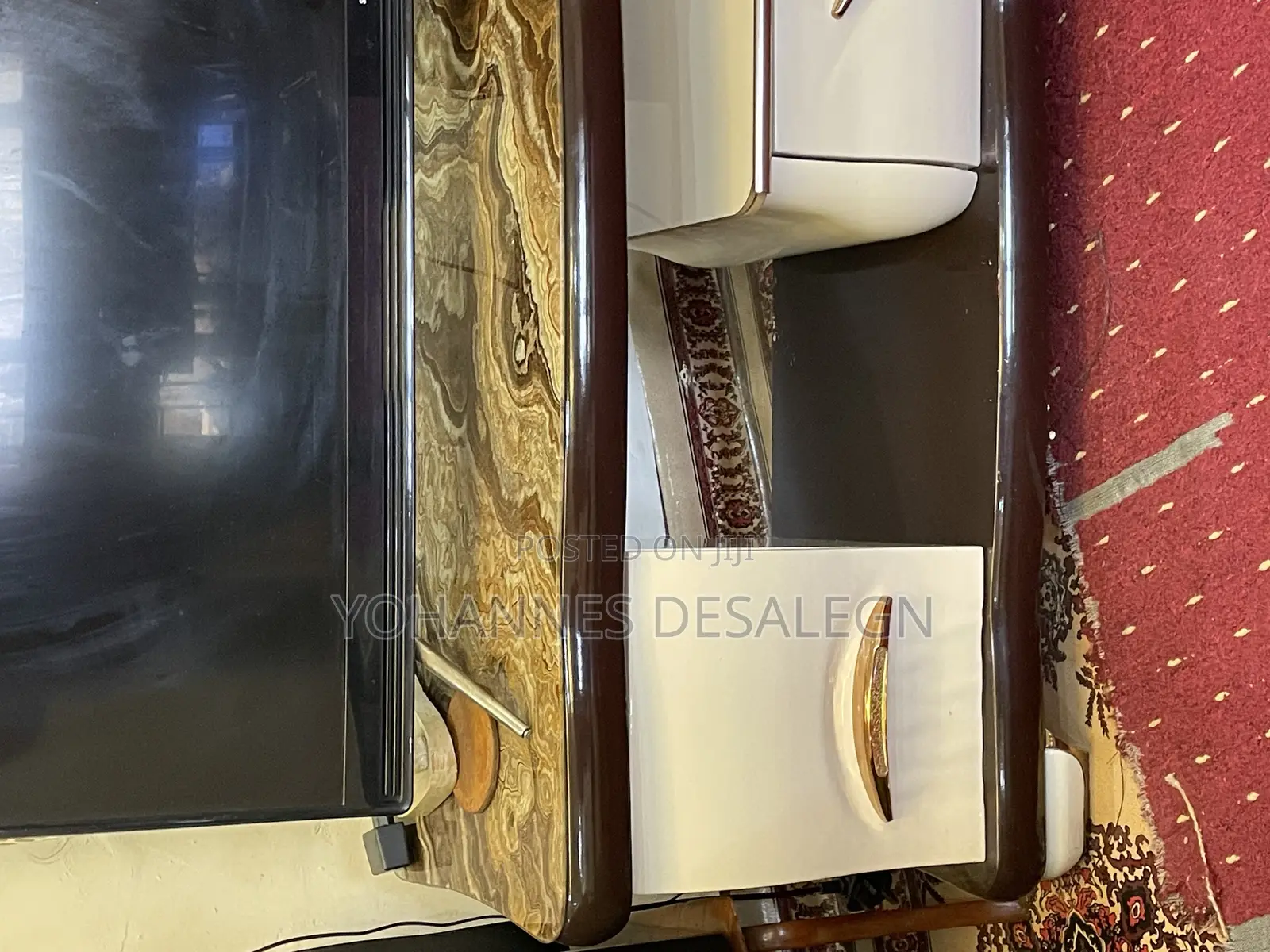 ቲቪ ማስቀመጫ እና የሶፋ ጠለፔዛ