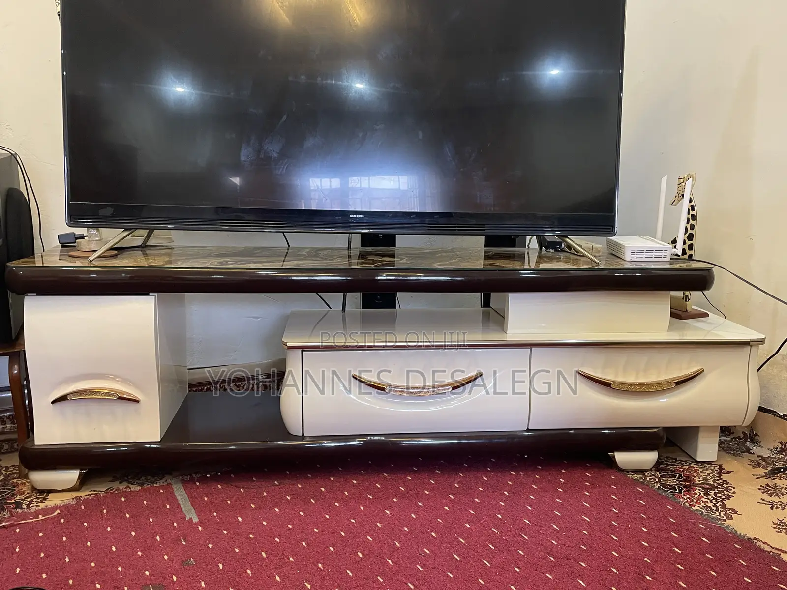 ቲቪ ማስቀመጫ እና የሶፋ ጠለፔዛ