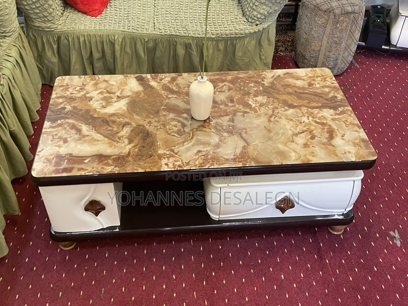 ቲቪ ማስቀመጫ እና የሶፋ ጠለፔዛ