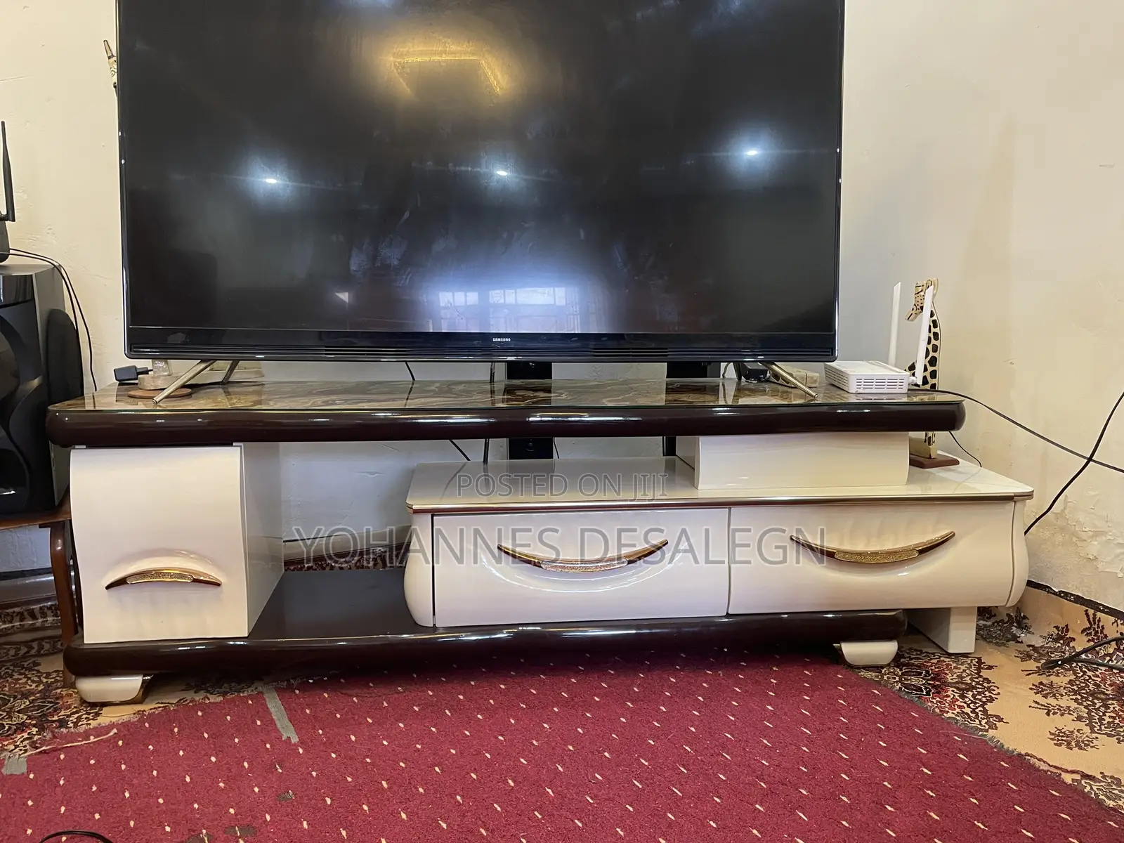 ቲቪ ማስቀመጫ እና የሶፋ ጠለፔዛ