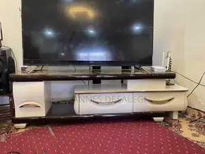 ቲቪ ማስቀመጫ እና የሶፋ ጠለፔዛ