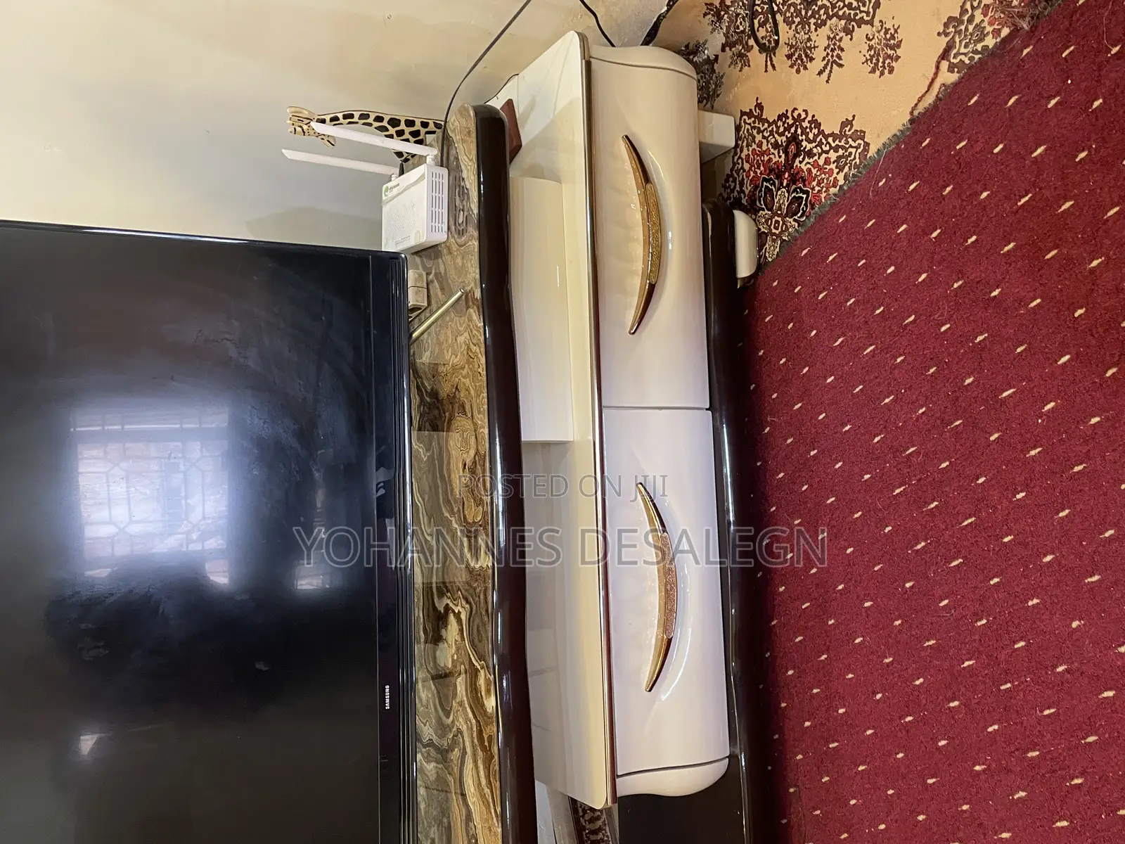 ቲቪ ማስቀመጫ እና የሶፋ ጠለፔዛ