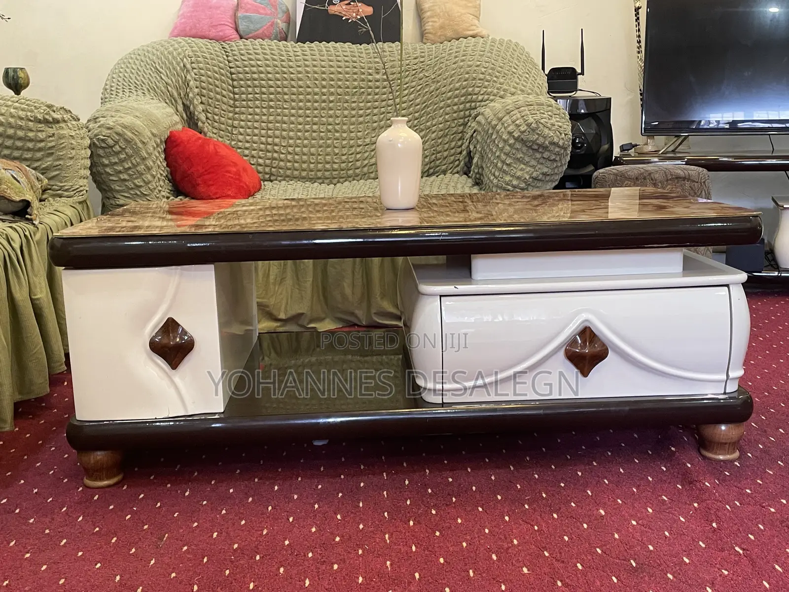 ቲቪ ማስቀመጫ እና የሶፋ ጠለፔዛ