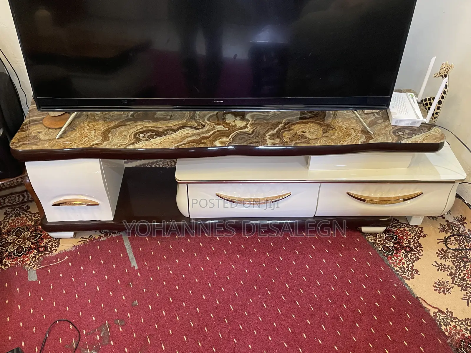 ቲቪ ማስቀመጫ እና የሶፋ ጠለፔዛ