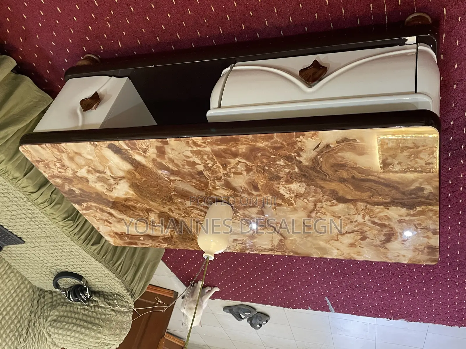 ቲቪ ማስቀመጫ እና የሶፋ ጠለፔዛ