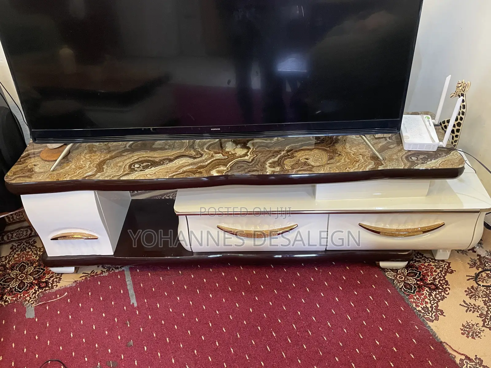 ቲቪ ማስቀመጫ እና የሶፋ ጠለፔዛ