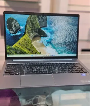 New Laptop HP ZBook Firefly G8 16GB Intel Core I7 SSD 512GB