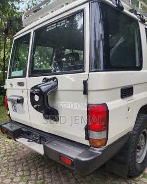 Toyota Land Cruiser 2017 White