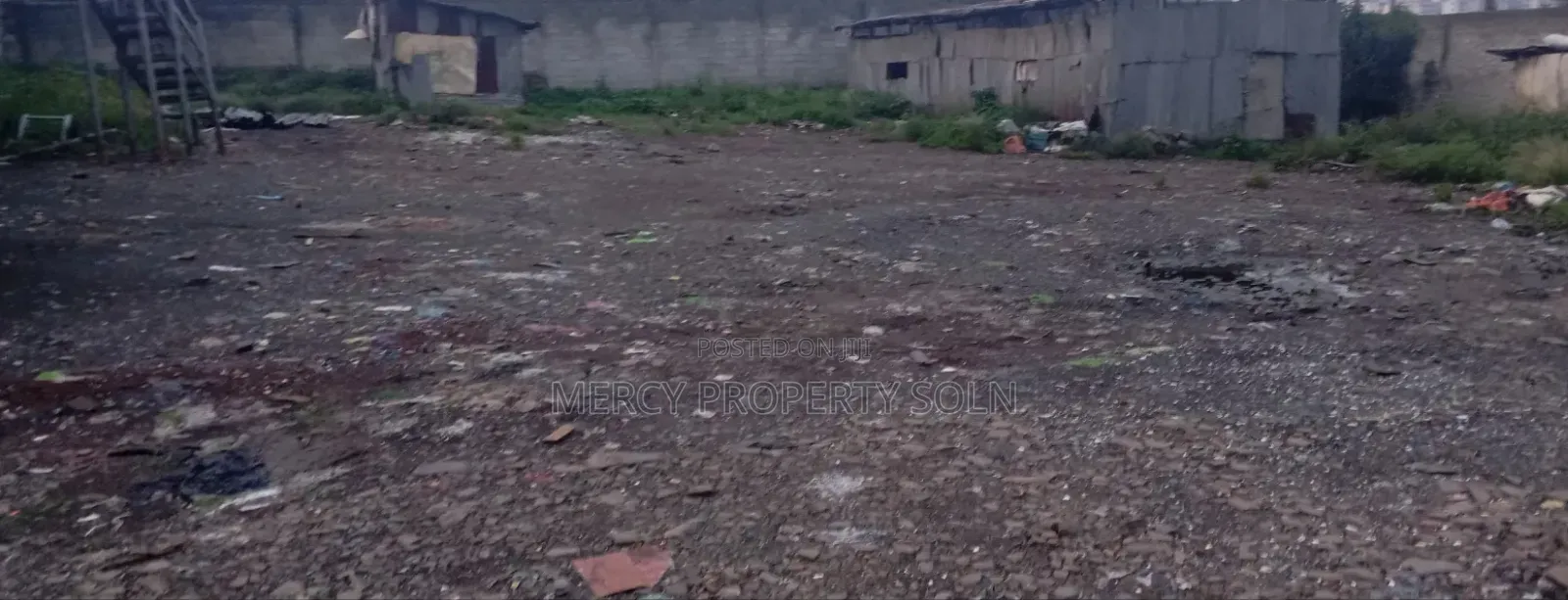 የሚከራይ በብሎኬት የታጠረ ቦታ አንስተኛ መጋዘን ጋር Well Fenced Land for Rent