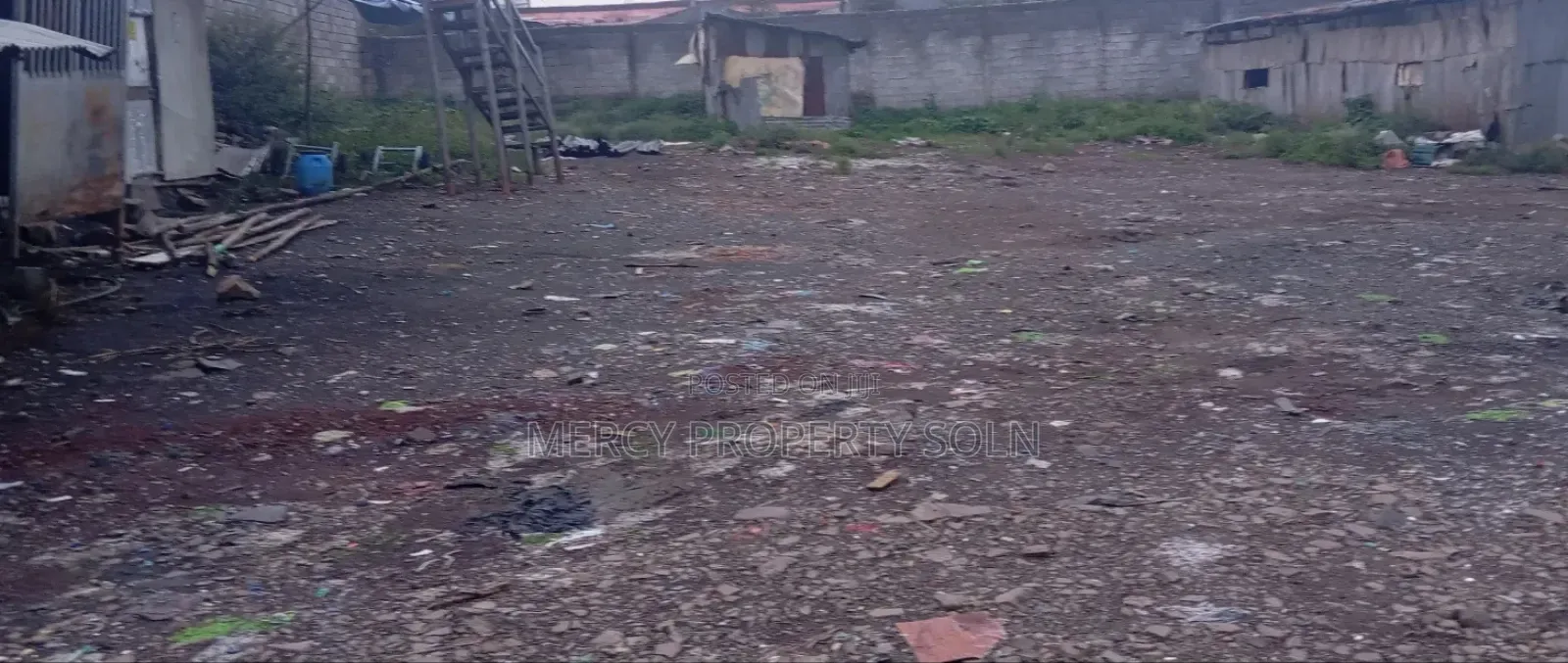 የሚከራይ በብሎኬት የታጠረ ቦታ አንስተኛ መጋዘን ጋር Well Fenced Land for Rent