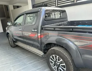 Toyota Hilux 2012 Black