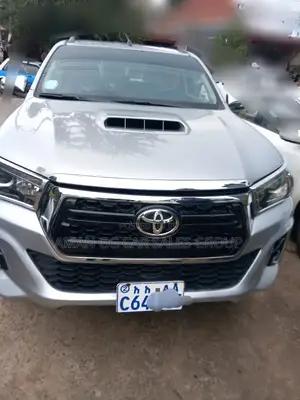 Photo - Toyota Hilux 2016 Silver
