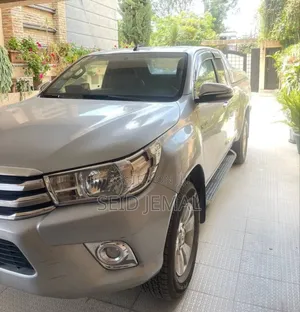 Photo - Toyota Hilux 2017 Silver