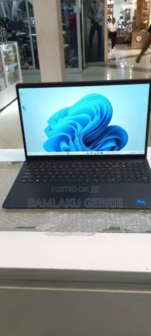 New Laptop Dell Vostro 3520 8GB Intel Core I5 SSD 1T