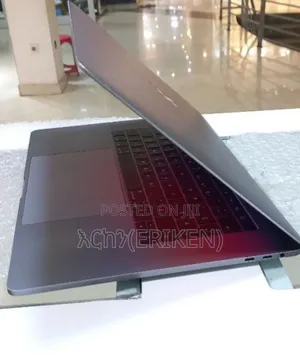 New Laptop Apple MacBook Pro 2016 16GB Intel Core I7 SSD 256GB