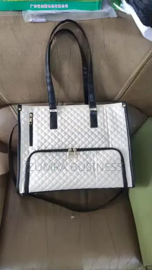 Photo - ዘመናዊ የሴቶች ቦርሳ (የላፕቶፕ እና ምሳ እቃ መያዣ ያለው።