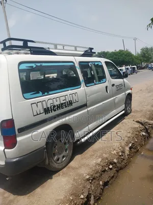 Photo - Toyota HiAce 2006 White