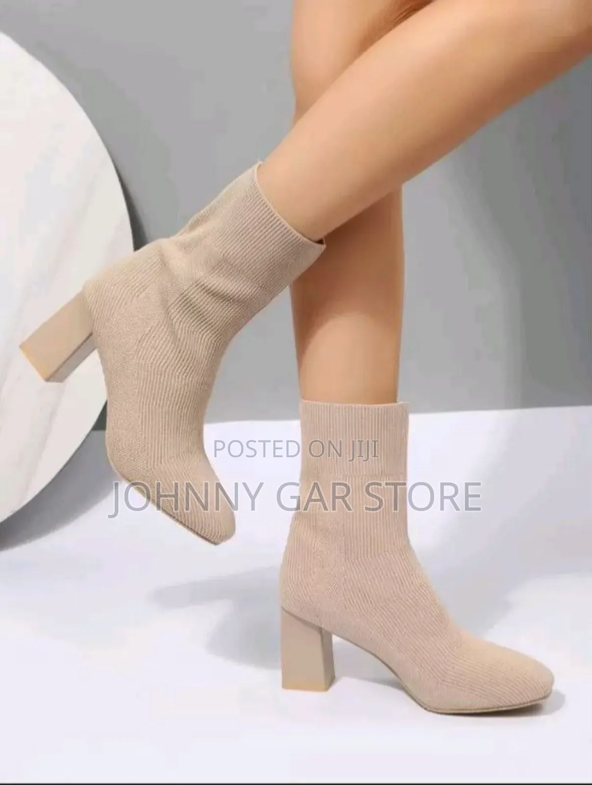 የሚያማምሩ የሴቶች ቡትስ ጫማዎች