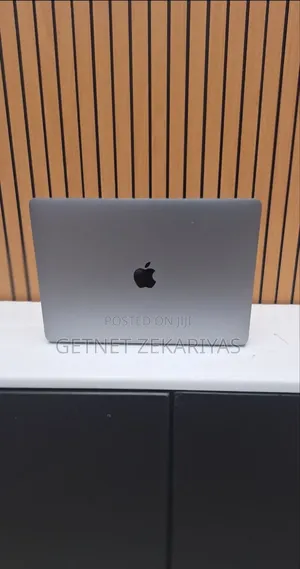 New Laptop Apple MacBook Pro 2020 8GB Intel Core I7 SSD 256GB