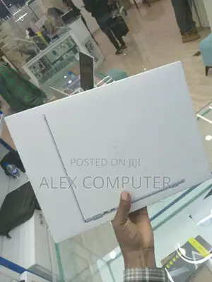 New Laptop Apple MacBook Air 2025 M4 13-Inch 16GB Apple M4 SSD 512GB