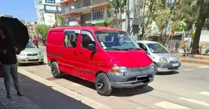 Photo - Toyota HiAce 2004 Red