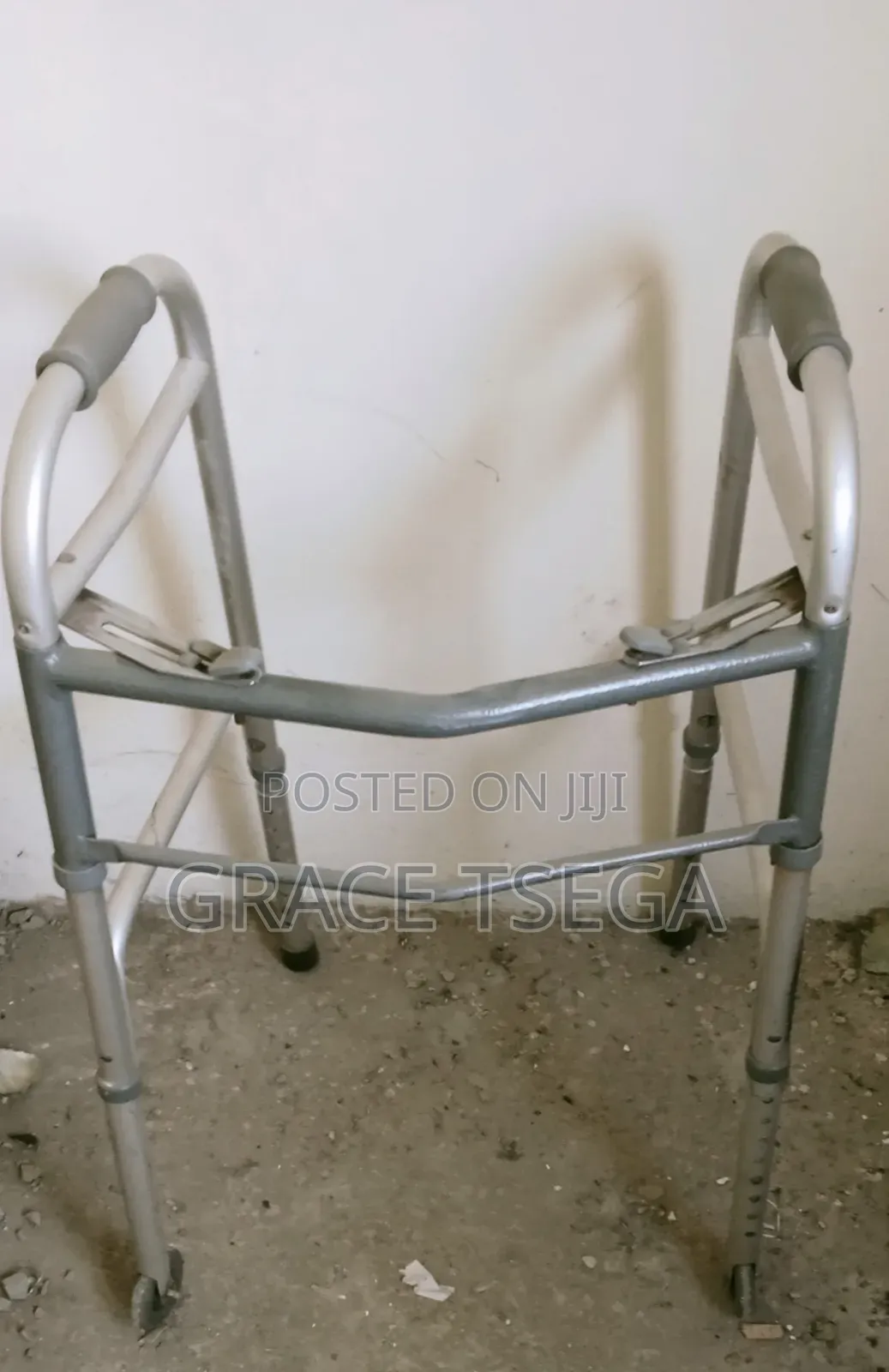 Aluminum Walker አራት እግር አሉሚኒየም መደገፊያና መራመጃ መጓዧ