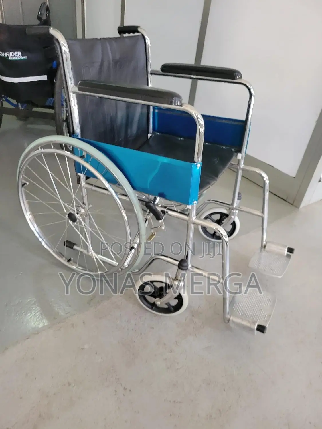 Slightly Used Wheelchair皿色pushing, and Smaller Front妤马wlcher
