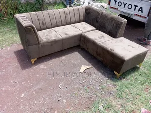Photo - Sofa ለ ተጠባብ ቤት የሚሆን