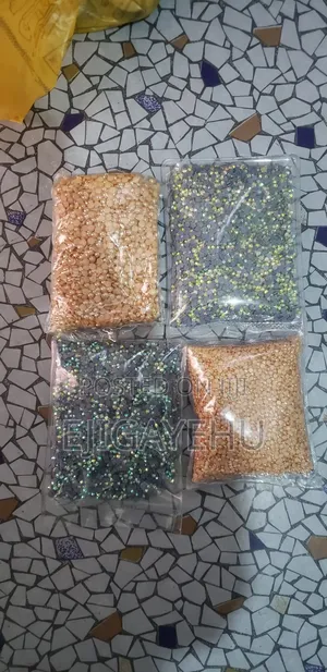 ፈርጥ ያበሻ ቀሚስና የተለያዩ ልብሶችጋ የሚለጠፍ ጌጥ