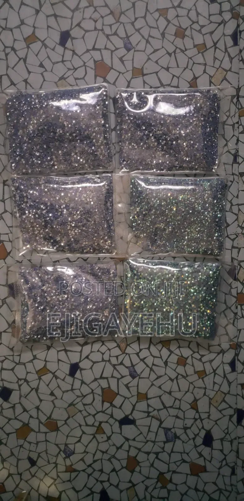 ፈርጥ ያበሻ ቀሚስና የተለያዩ ልብሶችጋ የሚለጠፍ ጌጥ