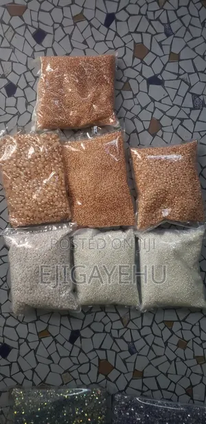 ፈርጥ ያበሻ ቀሚስና የተለያዩ ልብሶችጋ የሚለጠፍ ጌጥ