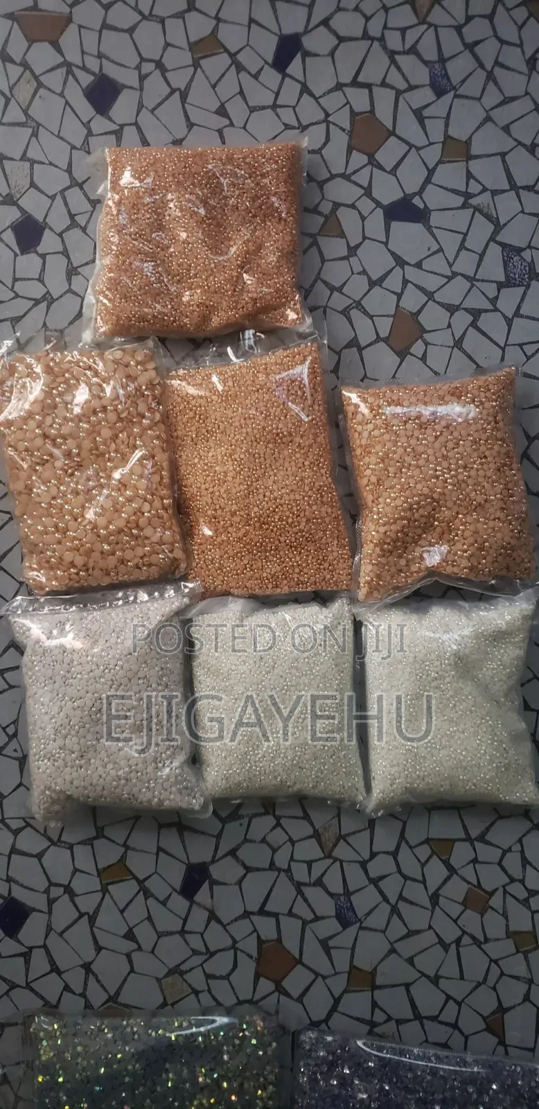 ፈርጥ ያበሻ ቀሚስና የተለያዩ ልብሶችጋ የሚለጠፍ ጌጥ