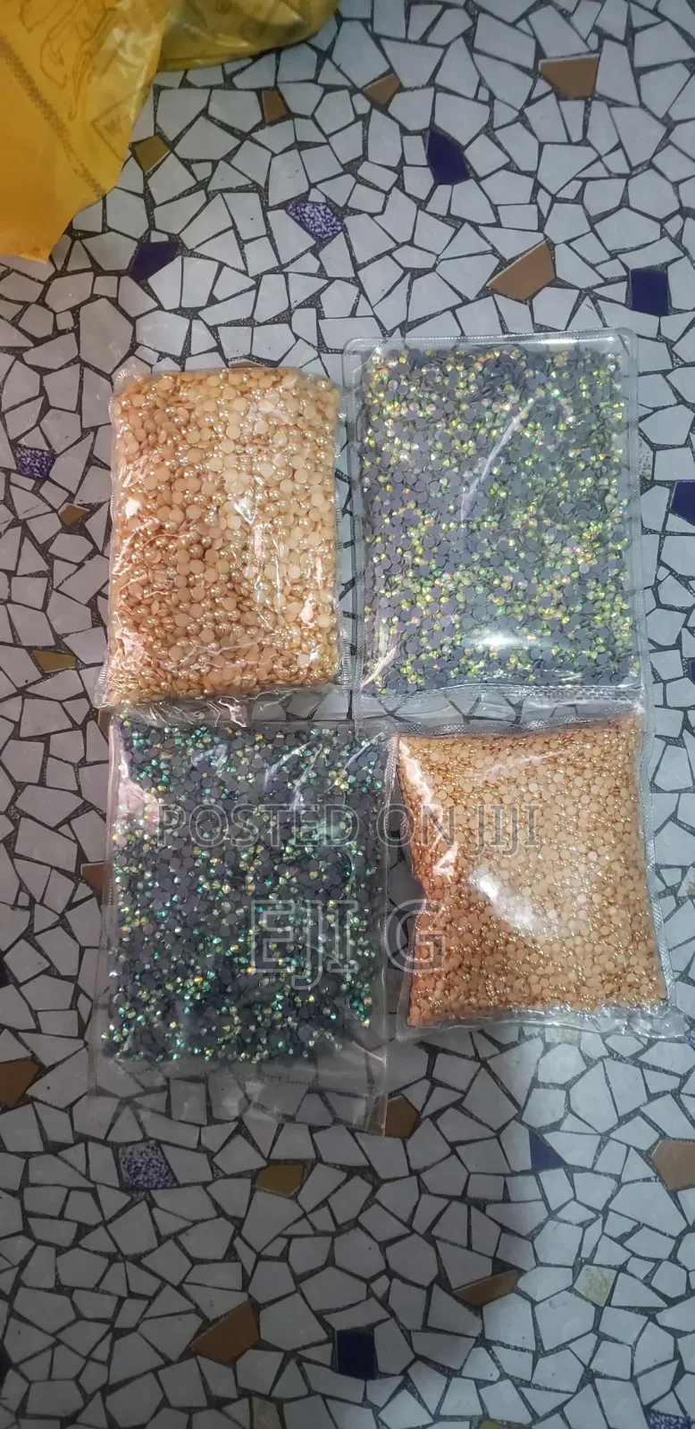 ፈርጥ(ያበሻ ቀሚስና የተለያዩ ልብሶችጋ የሚለጠፍ ጌጥ)