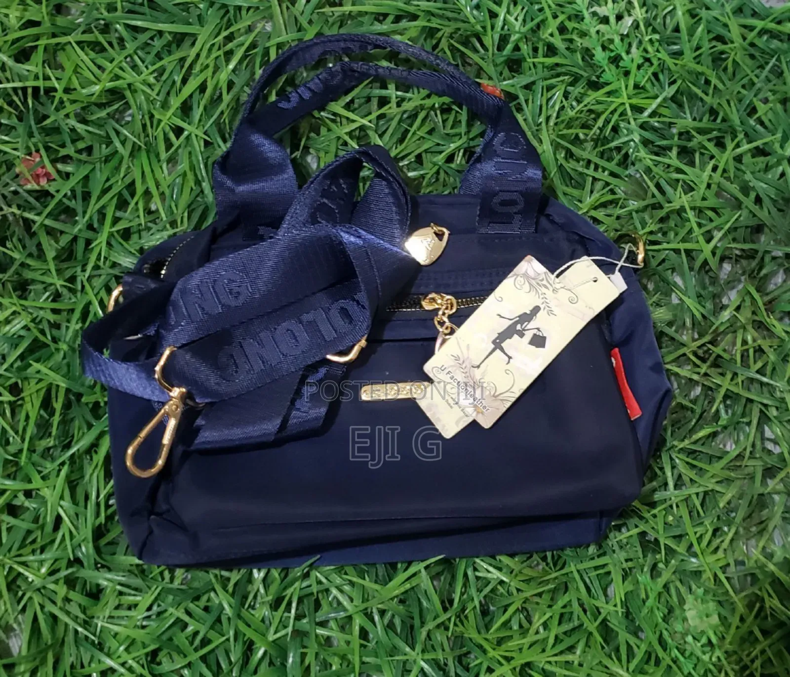 መጠነኛ ሳይዝ ያላቸዉ የሴት ቦርሳ