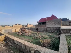 200 ካሬ የታጠረ ባዶ ቦታ