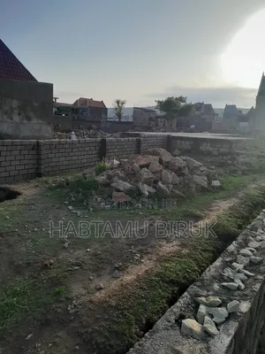 200 ካሬ የታጠረ ባዶ ቦታ