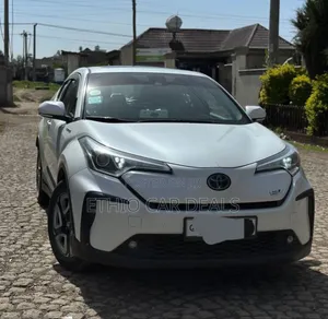 Photo - Toyota C-HR 2022 White
